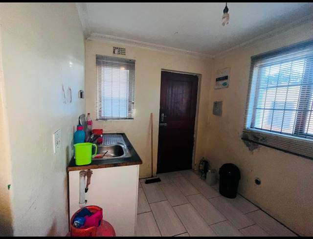 2 BEDROOM HOUSE FOR SALE IN IKWEZI PARK